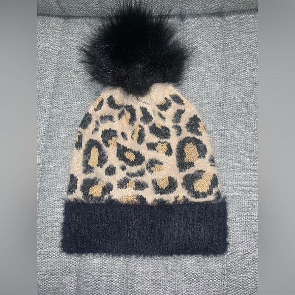 Express black and tan leopard soft fuzzy winter hat with‎ Pom Pom one size - Picture 5 of 6